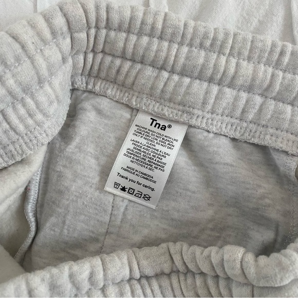 Aritzia - Cozy Fleece Boyfriend Mid-Thigh Sweatshort - Picture 4 of 4